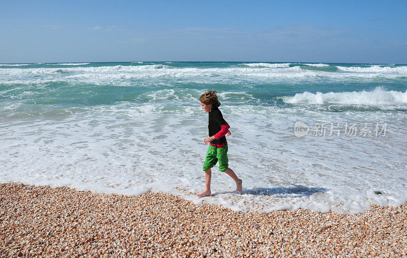 以色列地中海海滩上的男孩