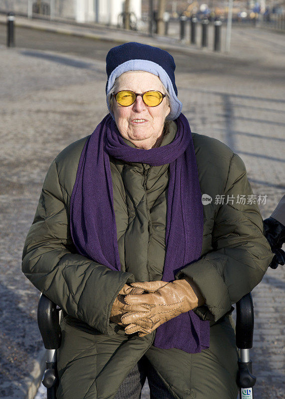 瞎了眼的老妇人在休息。