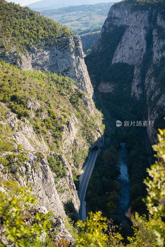 高速公路通过峡谷