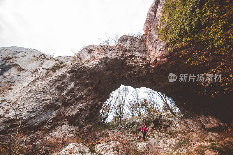 年轻活跃的女人达到目标-岩石山上的窗户