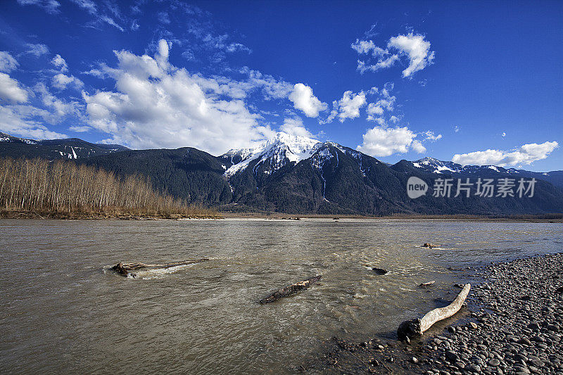 奇姆山和弗雷泽河，阿加西，BC，加拿大