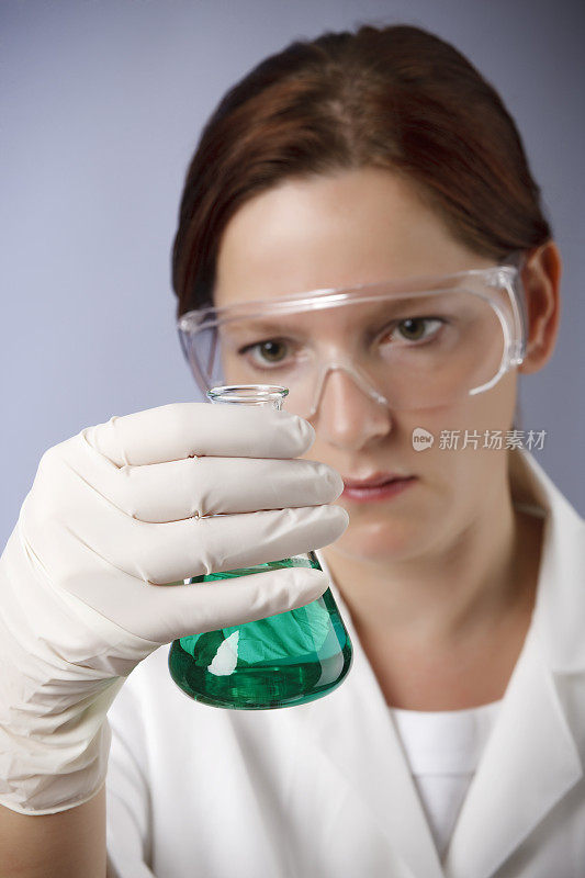 化学家分析绿色液体