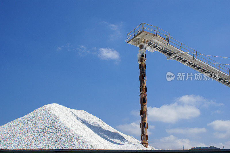 采掘机械成砾石山