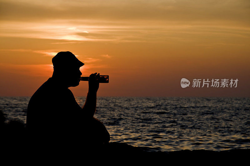 渔夫在夕阳下喝着啤酒