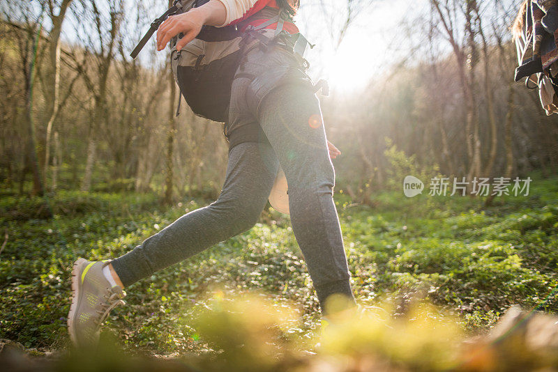 大自然中的运动女孩