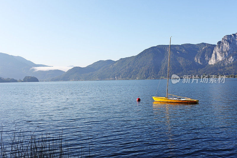 奥地利蒙德西湖上的黄色小船