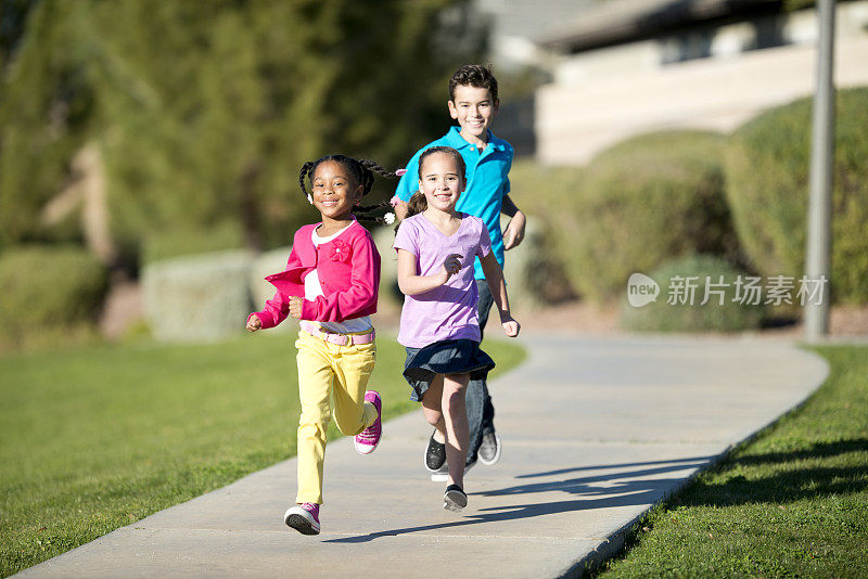 不同的小学的孩子。