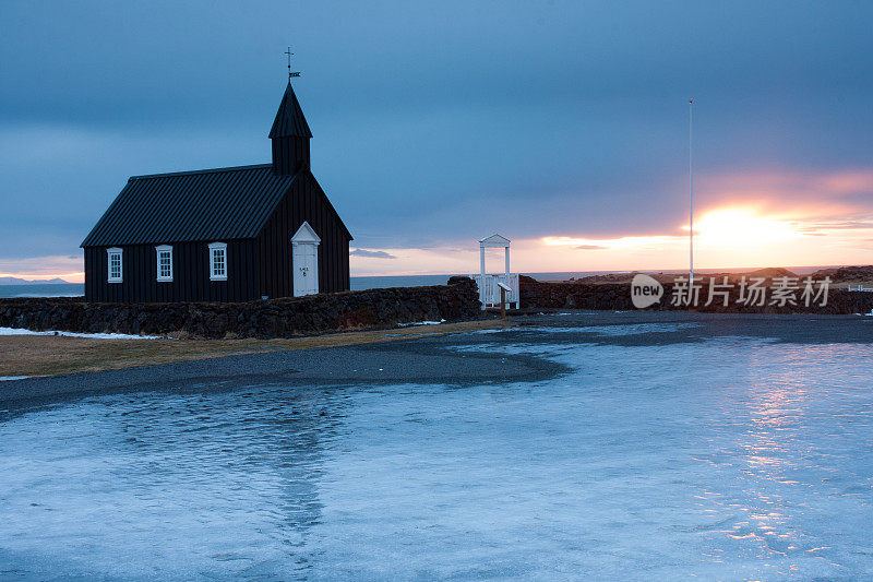 冰岛的Budir教堂，日出时分