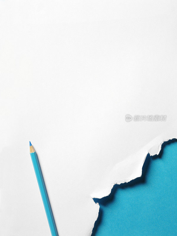 蓝色彩色铅笔与蓝色和白色的纸