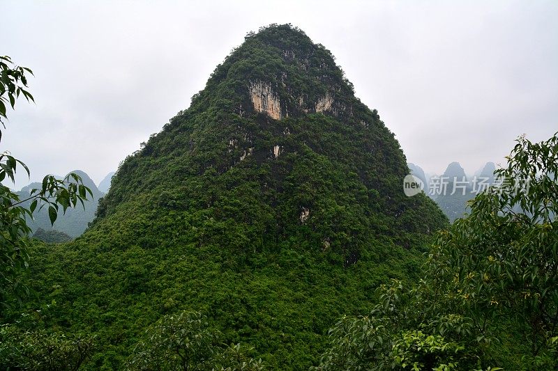 广西阳朔月亮山的喀斯特景观