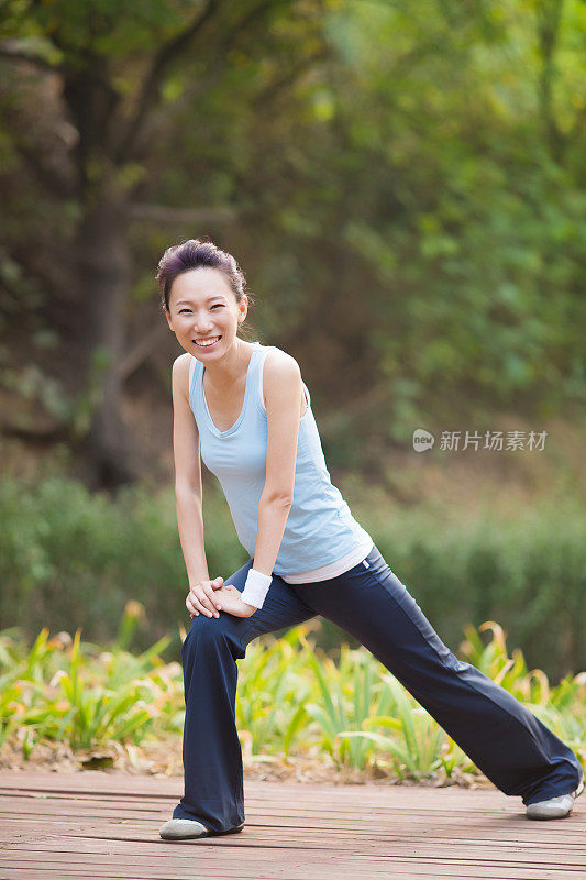 年轻的亚洲妇女在户外运动