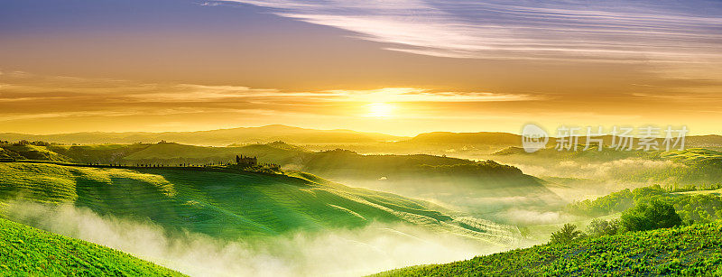 田园诗般的风景-托斯卡纳日落时的绿色田野
