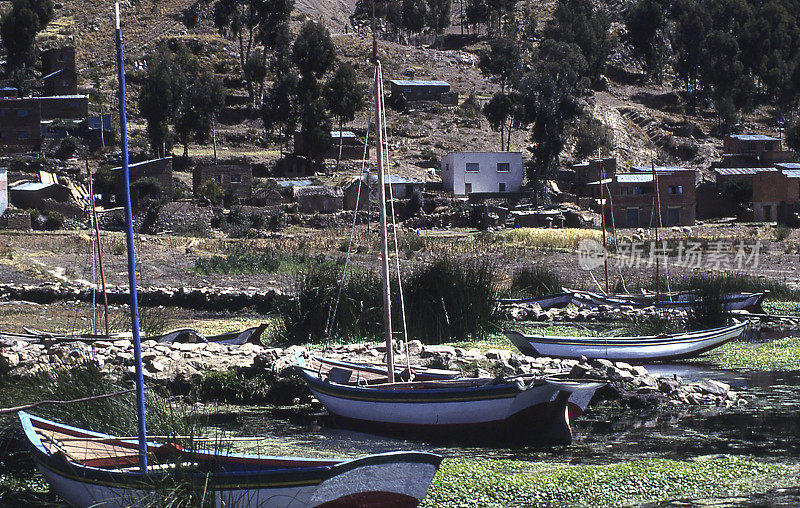 南美洲玻利维亚的Titicaca湖上的渔村