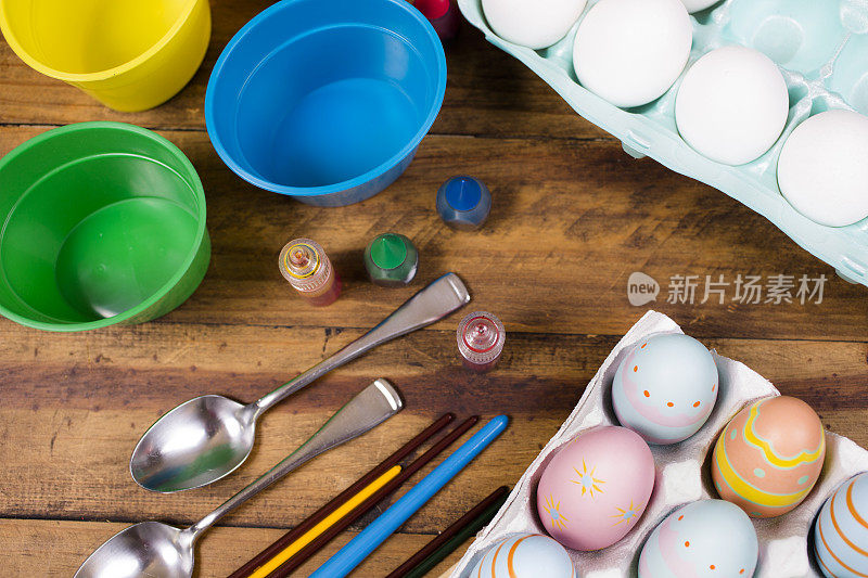 复活节彩蛋被装饰在木桌上。装饰用品。