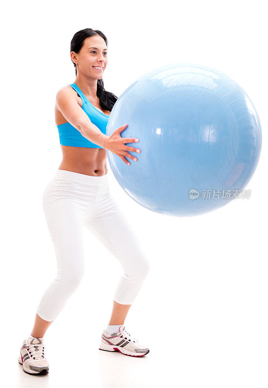 女人用一个普拉提球锻炼