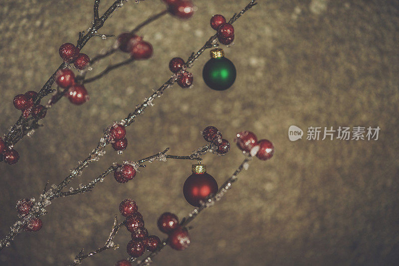 用浆果和树枝装饰的圣诞背景