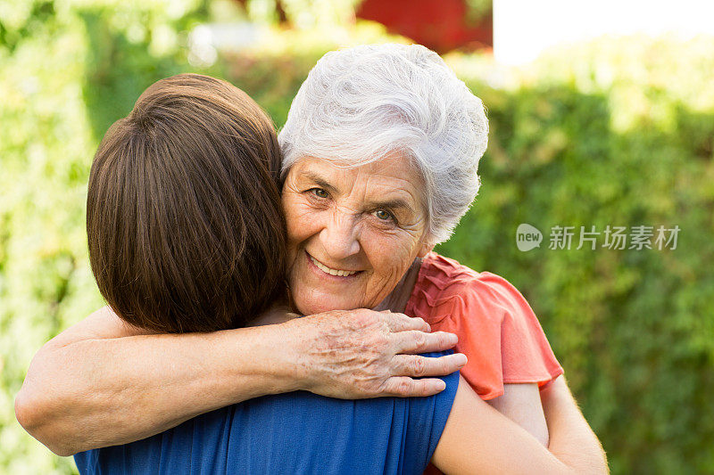 孙女拥抱祖母