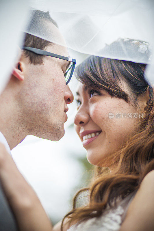 年轻的亚洲女人和白人男人的结婚照