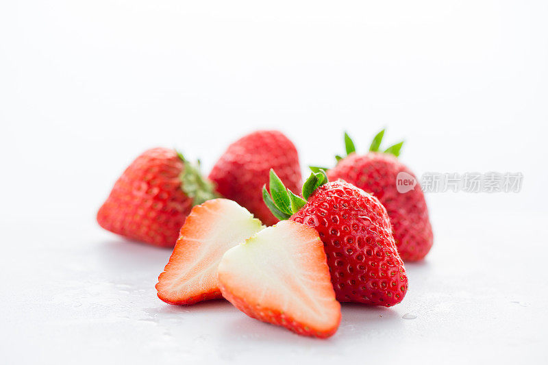 草莓孤立在白色背景上