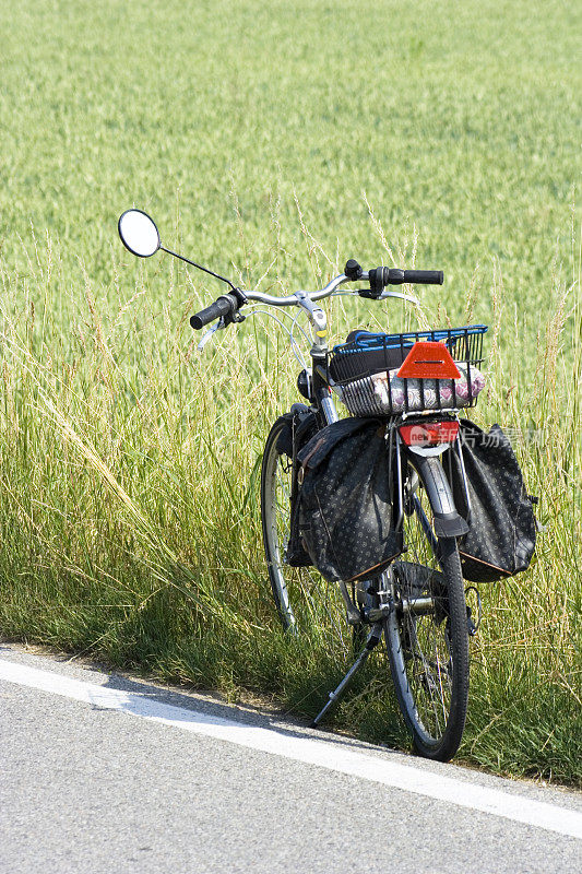 在街边停放自行车