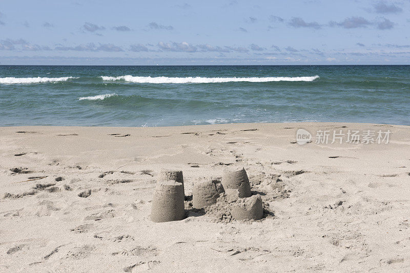 夏天在干净的沙滩上建沙堡