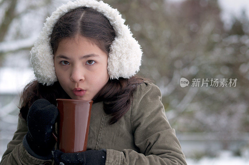 在下雪天，冷妞吹着热巧克力