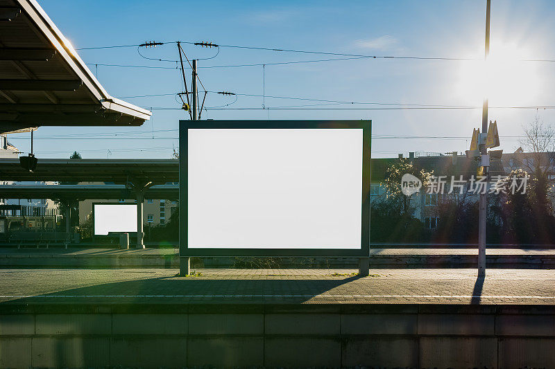 火车站广告牌空白白色孤立剪辑路径Outdo