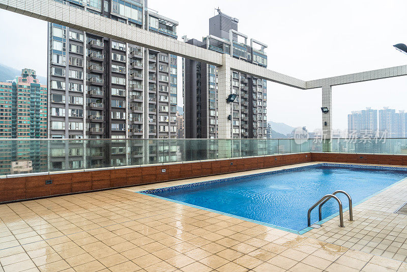 酒店顶层游泳池与住宅公寓背景