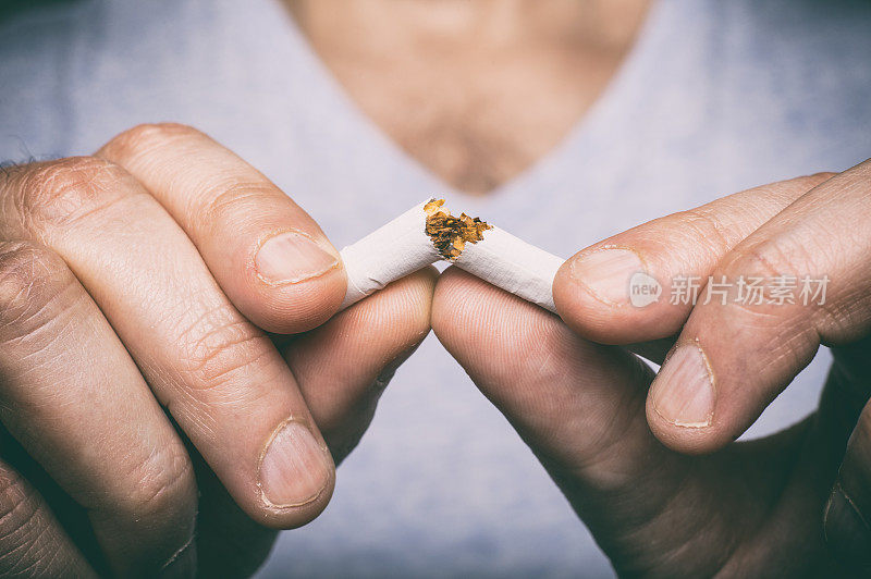 戒烟-男性手捏香烟