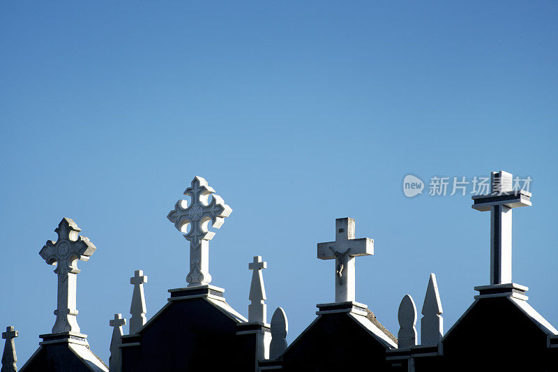 墓地里的十字架。
