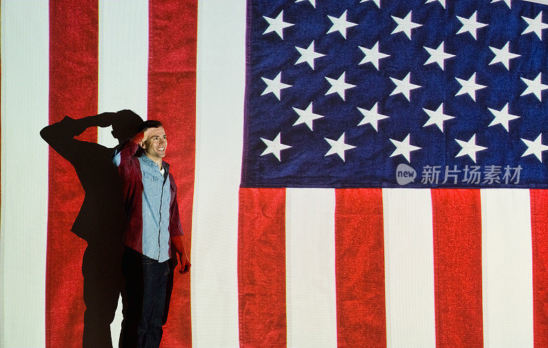 兴高采烈的人在美国国旗前敬礼