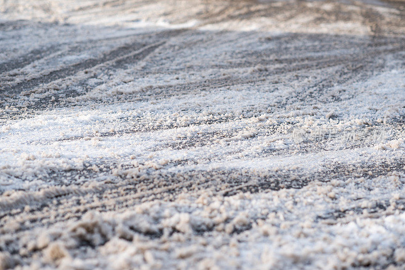 积雪覆盖的道路上有汽车的车辙