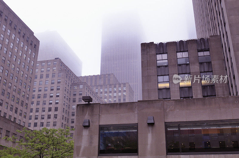 雾气中的纽约，纽约。