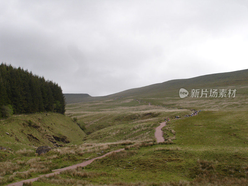 通往佩尼凡，布雷肯灯塔的山路