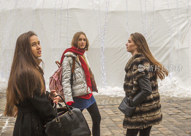 年轻的白人女孩模特走在乌克兰利沃夫大街上