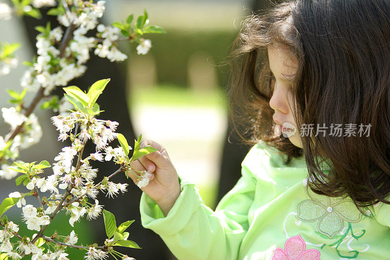 带着花的可爱小女孩