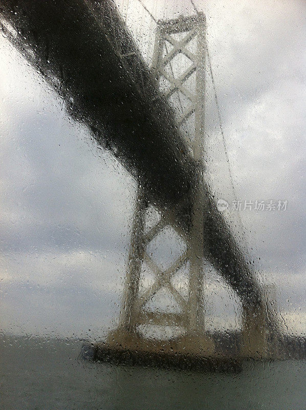 多雨的跨海大桥