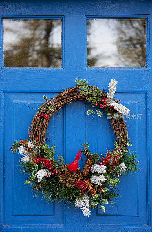 蓝色门上的圣诞花环