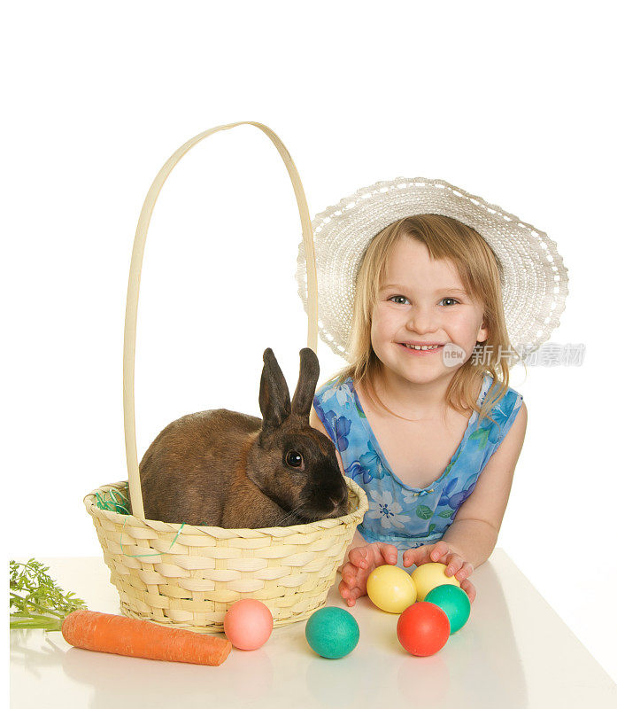 可爱的复活节女孩与帽子，篮子，鸡蛋和兔子