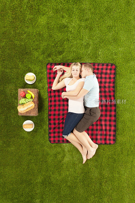 一对浪漫的情侣在野餐时睡觉