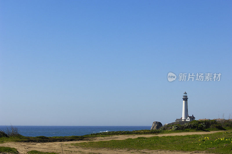 泥土路和太平洋海岸灯塔