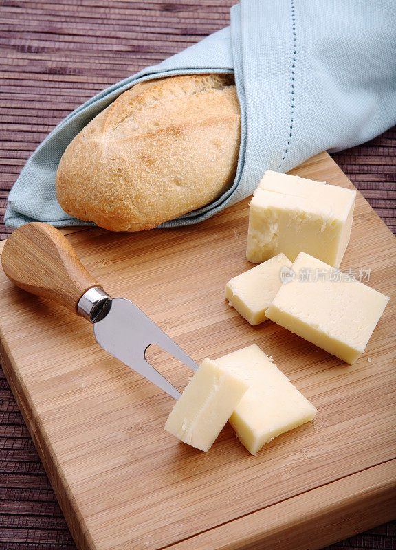 切菜板上放着奶酪和面包