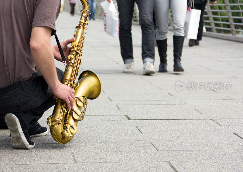 为伦敦行人演奏萨克斯管音乐的街头表演者