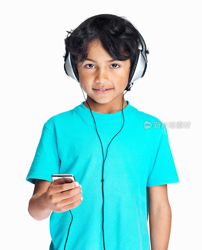 小男孩戴着耳机和MP3听音乐