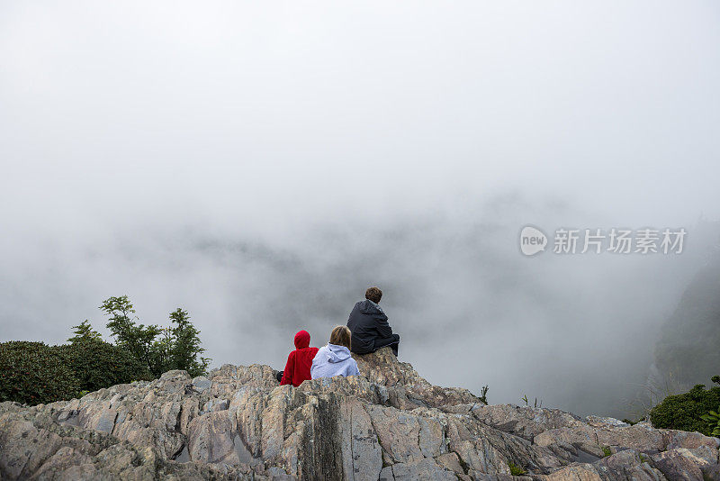 在大烟山国家公园雾气蒙蒙的山顶上的兄弟姐妹们