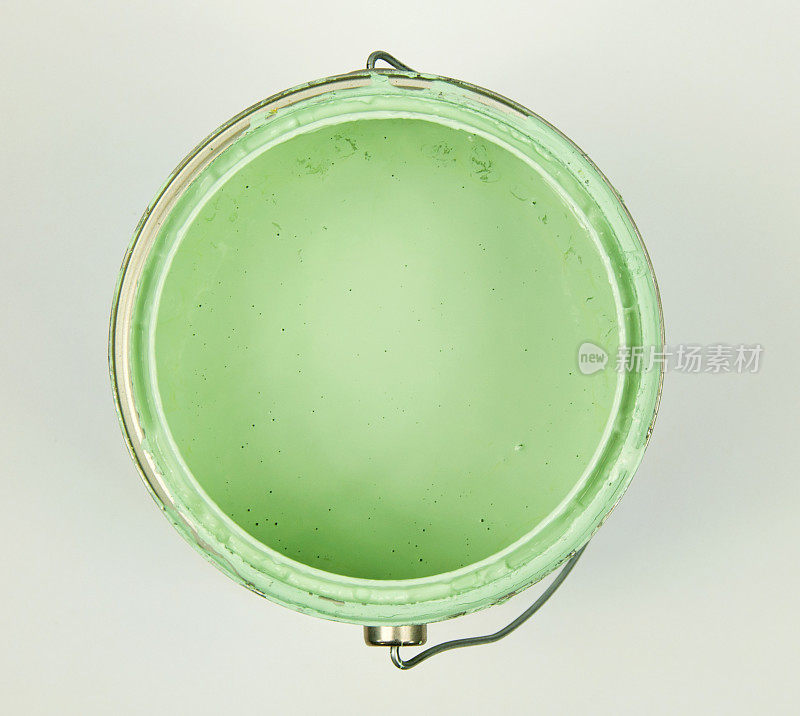 一加仑开敞的浅绿色油漆的俯视图。