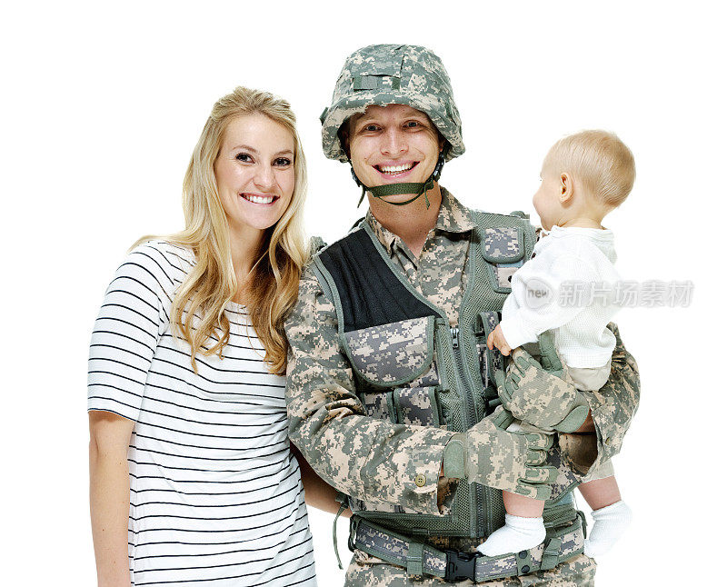 一对微笑的夫妇抱着一个婴儿站在那里