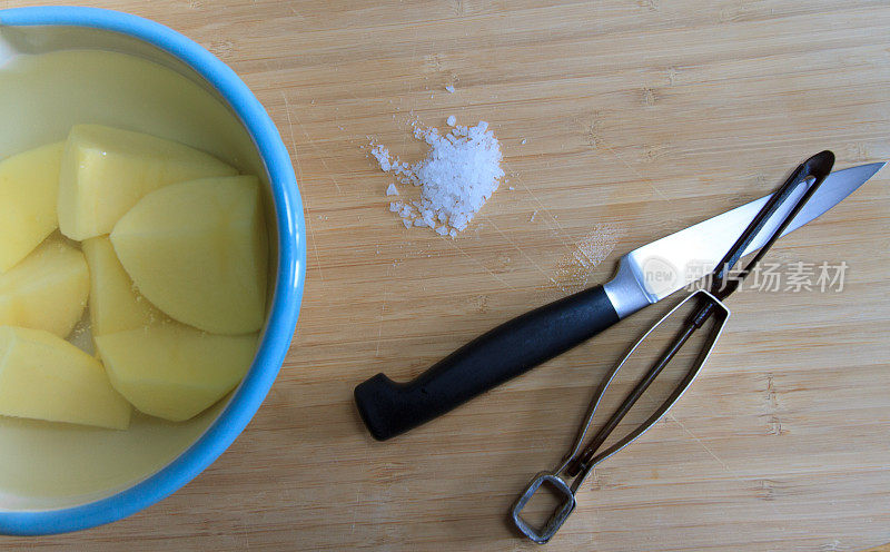 准备土豆:去皮的生土豆，平底锅，小刀，削皮器，盐