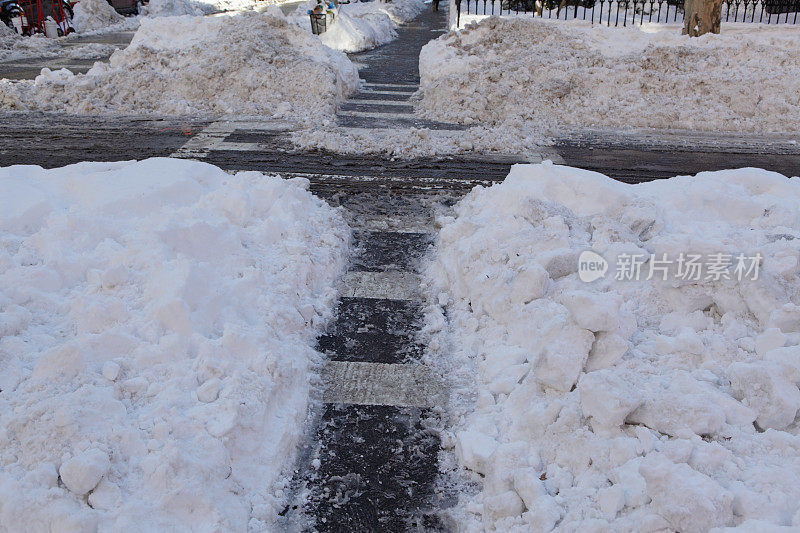 冬季暴风雪过后，人行道和十字路口的积雪被清除了