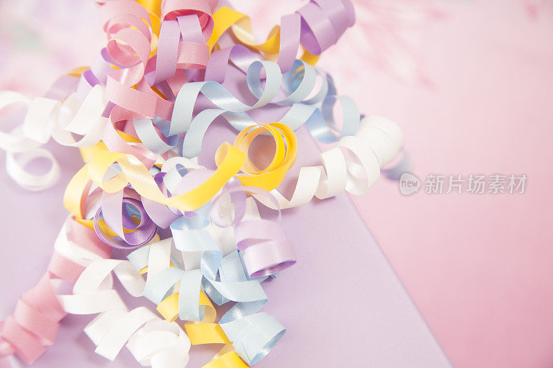 生日快乐!紫色包装的生日礼物和卷曲的丝带。